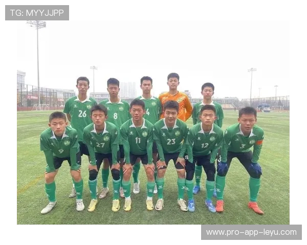 足球俱乐部与学校联合举办校园足球节,学校足球俱乐部的成员 足球俱乐部与学校联合举办校园足球节,学校足球俱乐部的成员